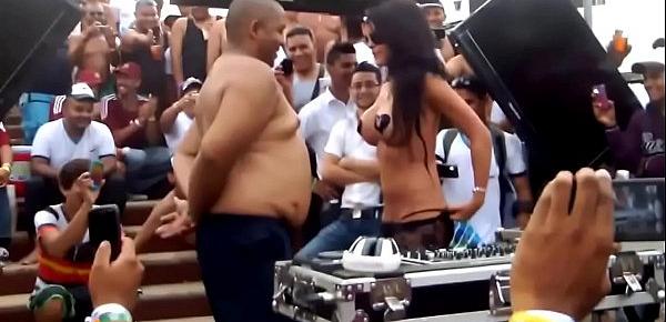  DJ Puta Agarrando Vergas, Recibiendo Arrimones y Desnudandose